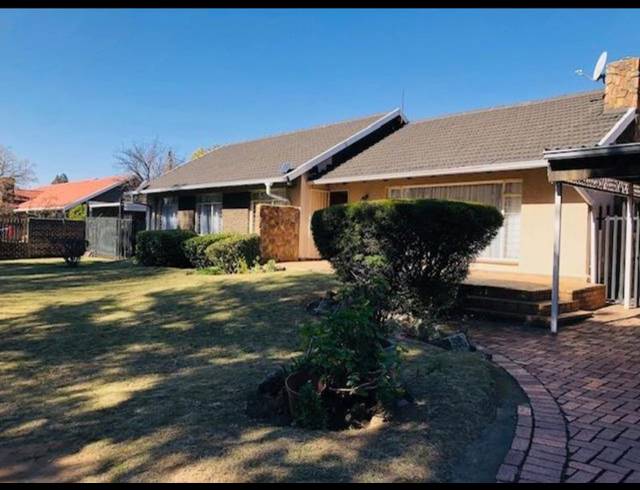 3 BEDROOM HOUSE FOR SALE IN PARKHILL GARDENS